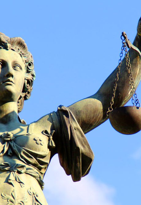 Das Rechtsgebiet Arbeitsrecht - visualisiert durch eine im freien stehende Statue der Justitia vor einem blauem Himmel